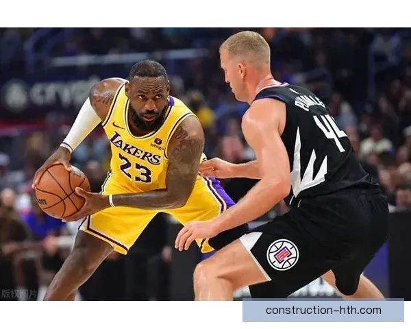 詹姆斯率湖人逆转勇士重返西部前四全场狂砍三十分展现王者风范