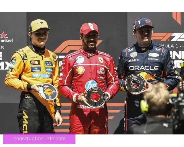 F1赛季最新动态：车队争夺激烈 年度冠军悬念依旧扑朔迷离